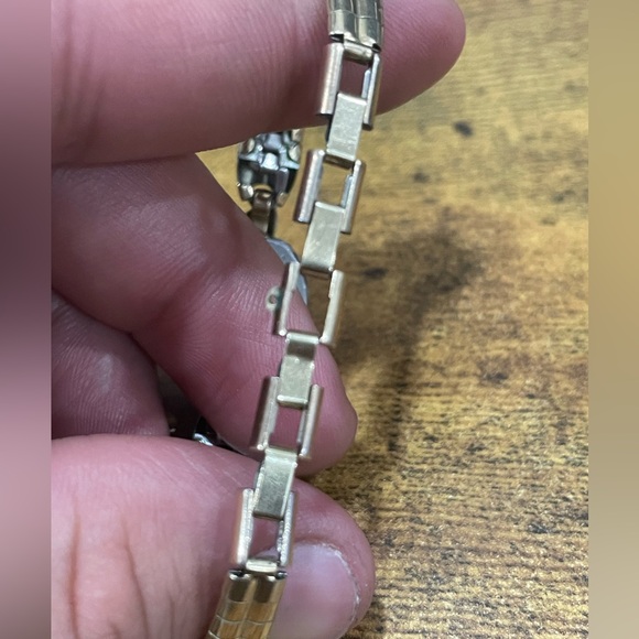 Vintage Women’s Gold Bulova Wristwatch - Picture 6 of 7